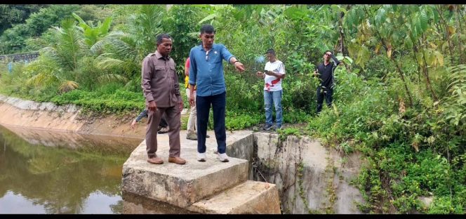 
					Ketua Komisi III DPRD Kabupaten Kepulauan Anambas, Adnan, saat meninjau langsung kondisi salah satu sumber air baku SPAM di Tarempa, Kecamatan Siantan. Peninjauan dilakukan menyusul keluhan masyarakat terkait terganggunya distribusi air bersih ke rumah warga dalam beberapa hari terakhir. (Foto: Istimewa)
