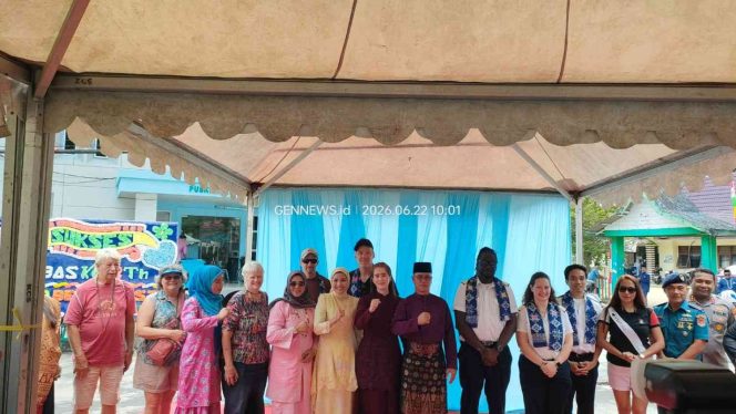
					Bupati Kepulauan Anambas Aneng bersama jajaran pemerintah daerah, kru Kapal Pesiar MV Odyssey, dan wisatawan mancanegara berfoto bersama usai acara penyambutan di Pelabuhan Pemda Sri Siantan, Kabupaten Kepulauan Anambas, Senin (22/6/2026).