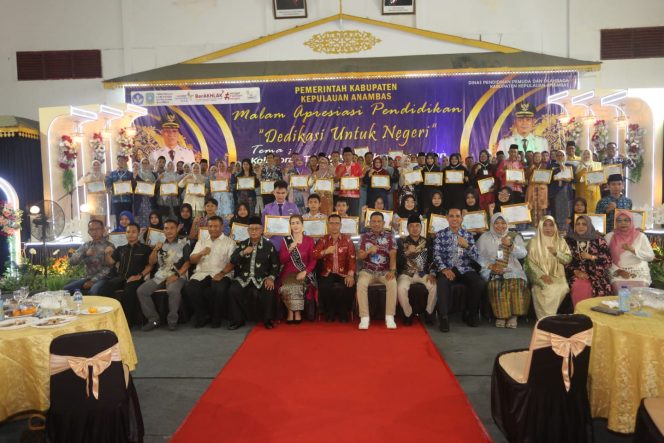 
					Bupati Kepulauan Anambas Aneng didampingi Ketua TP-PKK Ny. Sinta bersama para penerima penghargaan berfoto bersama usai Malam Apresiasi Pendidikan bertajuk Dedikasi untuk Negeri di Gedung BPMS Tarempa, Minggu (21/6/2026). 