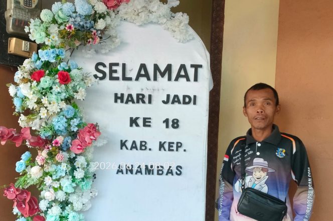 
					Pang/Azmi, warga Tarempa, berpose di depan ucapan Hari Jadi ke-18 Kabupaten Kepulauan Anambas. Momentum peringatan HUT ke-18 Anambas diharapkan menjadi refleksi bersama, terutama terkait pemenuhan kebutuhan dasar masyarakat seperti akses air bersih.