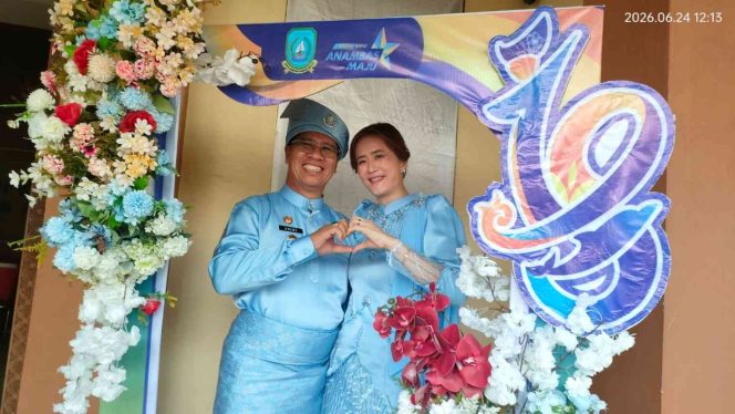 
					Bupati Kepulauan Anambas Aneng bersama Ketua TP-PKK Kabupaten Kepulauan Anambas, Ny. Sinta, berpose membentuk simbol hati saat peringatan Hari Jadi ke-18 Kabupaten Kepulauan Anambas, Rabu (24/6/2026).