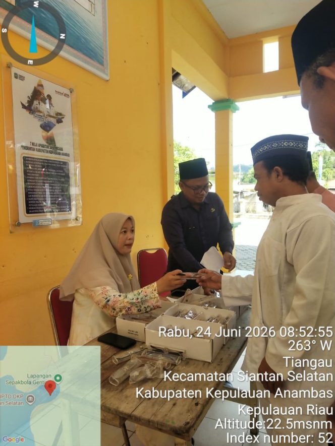 
					Camat Siantan Selatan, Kaharuzaman, bersama Tim Forum Kabupaten/Kota Sehat menyerahkan kacamata baca gratis kepada masyarakat lanjut usia usai pelaksanaan upacara peringatan Hari Jadi ke-18 Kabupaten Kepulauan Anambas di Kantor Kecamatan Siantan Selatan, Rabu (24/6/2026). 