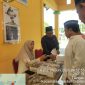 Camat Siantan Selatan, Kaharuzaman, bersama Tim Forum Kabupaten/Kota Sehat menyerahkan kacamata baca gratis kepada masyarakat lanjut usia usai pelaksanaan upacara peringatan Hari Jadi ke-18 Kabupaten Kepulauan Anambas di Kantor Kecamatan Siantan Selatan, Rabu (24/6/2026). 