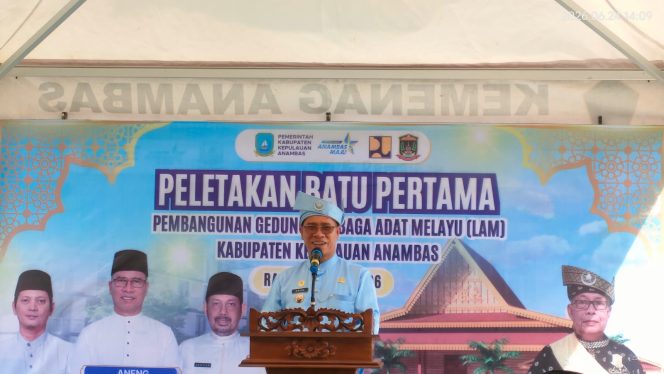 
					Bupati Kepulauan Anambas, Aneng, menyampaikan sambutan saat prosesi peletakan batu pertama pembangunan Gedung Lembaga Adat Melayu (LAM) Kabupaten Kepulauan Anambas di Halaman Masjid Agung Baitul Ma'mur, Tarempa, Rabu (24/6/2026).