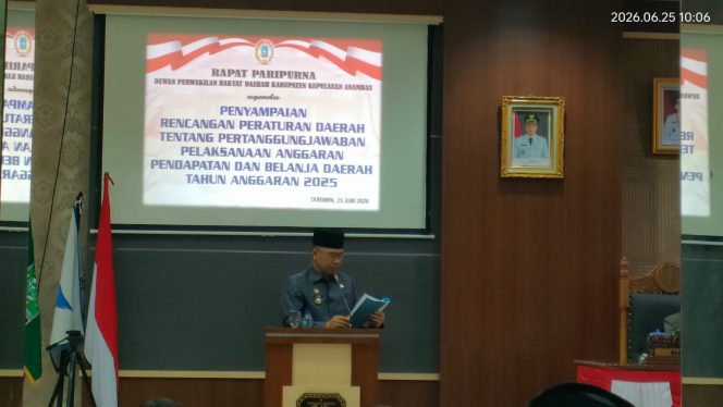 
					Bupati Kepulauan Anambas Aneng menyampaikan pidato pengantar Rancangan Peraturan Daerah (Ranperda) tentang Pertanggungjawaban Pelaksanaan APBD Tahun Anggaran 2025 dalam Rapat Paripurna DPRD Kabupaten Kepulauan Anambas di ruang sidang DPRD, Tarempa, Kamis (25/6/2026).