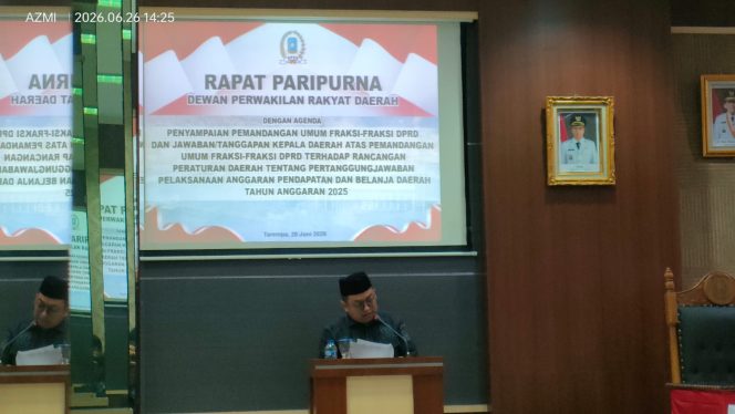 
					Sekretaris Fraksi Persatuan Pembangunan Indonesia Raya (PPIR) DPRD Kabupaten Kepulauan Anambas, Ayub, menyampaikan pandangan umum fraksi terhadap Ranperda Pertanggungjawaban Pelaksanaan APBD Tahun Anggaran 2025 dalam Rapat Paripurna DPRD Kabupaten Kepulauan Anambas, Jumat (26/6/2026).