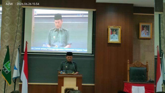 
					Wakil Bupati Kepulauan Anambas, Raja Bayu Febri Gunadian, S.E., membacakan jawaban Bupati Aneng atas pandangan umum fraksi-fraksi DPRD terhadap Ranperda Pertanggungjawaban Pelaksanaan APBD Tahun Anggaran 2025 dalam Rapat Paripurna DPRD Kabupaten Kepulauan Anambas, Jumat (26/6/2026).