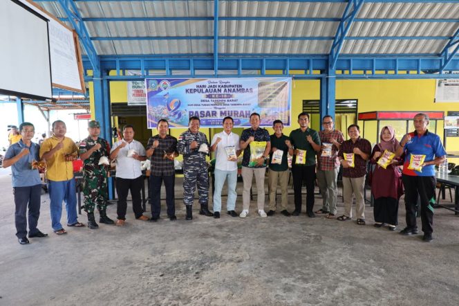 
					Keterangan foto:

Wakil Bupati Kepulauan Anambas Raja Bayu Febri Gunadian bersama Sekda Sahtiar, unsur Forkopimda, kepala OPD, dan Pemerintah Desa Tarempa Barat berfoto bersama usai membuka kegiatan Pasar Murah dalam rangka Hari Jadi ke-18 Kabupaten Kepulauan Anambas di Pasar Desa Tarempa Barat, Sabtu (27/6/2026). Foto: Diskominfo Anambas.