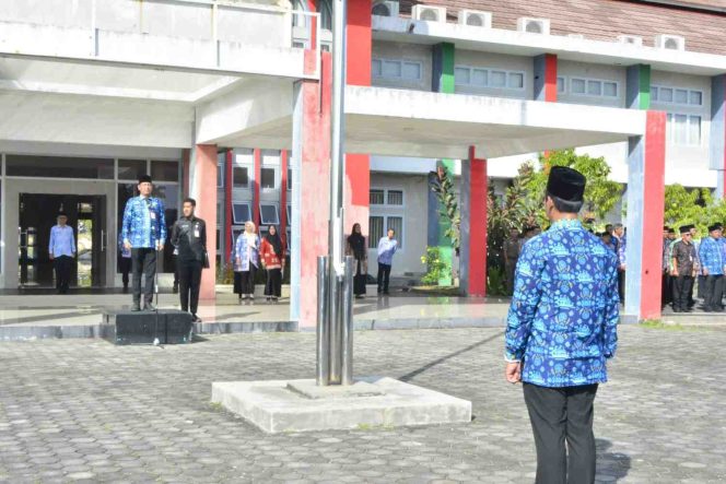 
					Sekretaris Daerah Kabupaten Kepulauan Anambas, Sahtiar, bertindak sebagai inspektur upacara saat memimpin upacara peringatan Hari Keluarga Nasional (Harganas) ke-33 tingkat Kabupaten Kepulauan Anambas di halaman Kantor Bupati Anambas, Senin(29/6/2026).