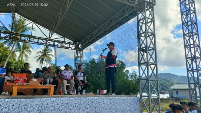 
					Sekretaris Daerah Kabupaten Kepulauan Anambas, Sahtiar, menyampaikan sambutan sekaligus membuka secara resmi Open Turnamen Sepak Bola dalam rangka HUT ke-24 Karang Taruna Anggrek Desa Air Asuk di Lapangan Sepak Bola Desa Air Asuk, Senin (29/6/2026). 