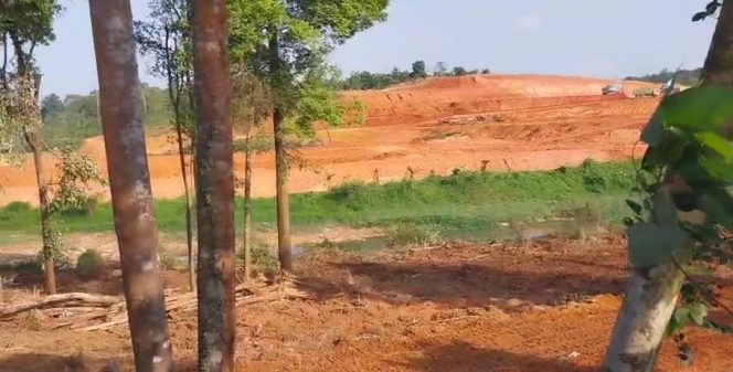 
					Aktivitas pematangan lahan di kawasan Jalan Hang Tuah, Nongsa, Batam, yang menjadi perhatian publik. Sejumlah pihak terkait masih diupayakan untuk dikonfirmasi guna memperoleh penjelasan mengenai kegiatan tersebut. 