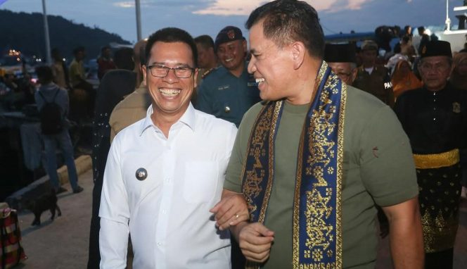 
					Bupati Kepulauan Anambas, Aneng, menyambut kedatangan Kepala Kantor Wilayah Kementerian Hukum Kepulauan Riau, Edison Manik, di Pelabuhan Bukit Raya Tarempa, Senin (15/6/2026).