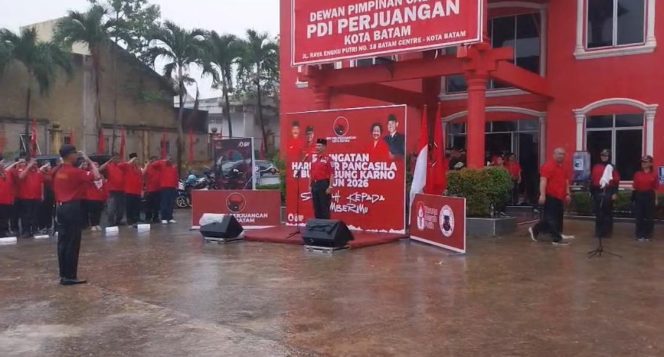 
					Ketua DPD PDI Perjuangan Provinsi Kepulauan Riau, Soerya Respationo, memimpin upacara peringatan Hari Lahir Pancasila dan pembukaan Bulan Bung Karno 2026 di Kantor DPC PDI Perjuangan Kota Batam, Senin (1/6/2026). 
