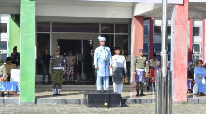 
					Bupati Kepulauan Anambas Aneng saat memimpin Apel Peringatan Hari Jadi ke-18 Kabupaten Kepulauan Anambas di Halaman Kantor Bupati Anambas, Pasir Peti, Rabu (24/6/2026). 