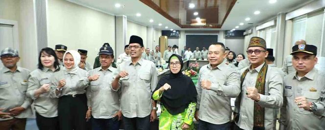 
					Ketua DPRD Kota Batam, Haji Muhammad Kamaluddin, berfoto bersama jajaran Forum Pembauran Kebangsaan (FPK) Kota Batam yang didampingi Kepala Badan Kesatuan Bangsa dan Politik (Kesbangpol) Kota Batam usai audiensi di ruang kerja Ketua DPRD, Kamis (2/7/2026). Pertemuan membahas penguatan persatuan, pembauran kebangsaan, serta sinergi mendukung pembangunan Kota Batam. (Istimewa)