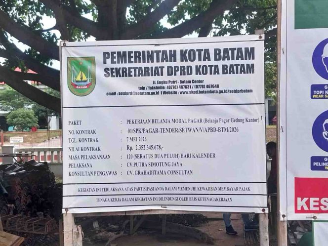 
					Papan informasi proyek pembangunan pagar Kantor DPRD Kota Batam yang memuat nilai kontrak sebesar Rp2,35 miliar, nomor kontrak, masa pelaksanaan selama 120 hari kalender, serta identitas pelaksana dan konsultan pengawas, terpasang di lokasi pekerjaan di lingkungan Kantor DPRD Kota Batam. (Foto: AMSNews/Gennews.id)