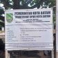 Papan informasi proyek pembangunan pagar Kantor DPRD Kota Batam yang memuat nilai kontrak sebesar Rp2,35 miliar, nomor kontrak, masa pelaksanaan selama 120 hari kalender, serta identitas pelaksana dan konsultan pengawas, terpasang di lokasi pekerjaan di lingkungan Kantor DPRD Kota Batam. (Foto: AMSNews/Gennews.id)