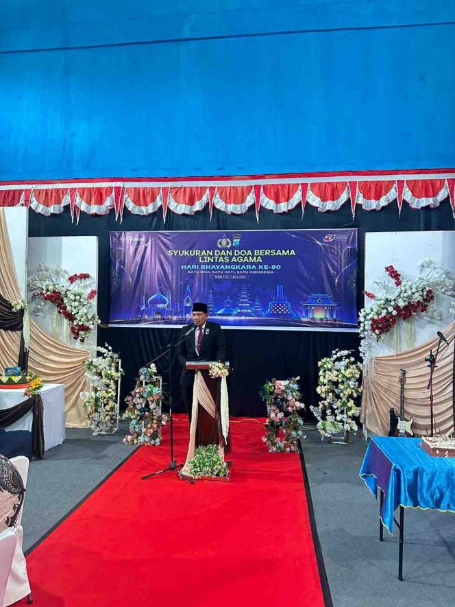 
					Sekretaris Daerah Kabupaten Kepulauan Anambas, Sahtiar, S.H., M.M., menyampaikan sambutan Bupati Kepulauan Anambas pada acara Syukuran dan Doa Bersama Lintas Agama dalam rangka Hari Bhayangkara ke-80 di Gedung Bhayangkara Polres Kepulauan Anambas, Pasir Peti, Rabu (1/7/2026).