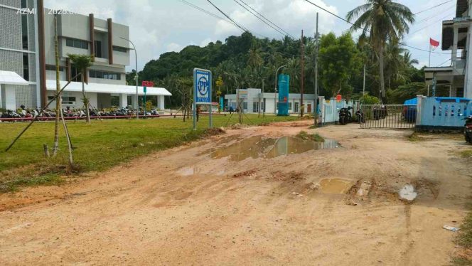 
					Akses jalan menuju RSUD Tarempa Tipe C di Tanjung Momong masih berupa tanah kuning yang berlumpur saat hujan. Kondisi ini dikeluhkan warga karena dinilai membahayakan pengendara roda dua. Foto: GENNEWS.ID.