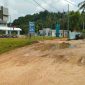 Akses jalan menuju RSUD Tarempa Tipe C di Tanjung Momong masih berupa tanah kuning yang berlumpur saat hujan. Kondisi ini dikeluhkan warga karena dinilai membahayakan pengendara roda dua. Foto: GENNEWS.ID.