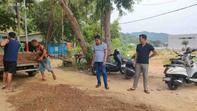 
					Ketua Komisi III DPRD Kabupaten Kepulauan Anambas, Adnan, bersama anggota Komisi III DPRD Kabupaten Kepulauan Anambas, Riki, meninjau sekaligus mengawasi penimbunan sementara akses jalan menuju RSUD Tarempa Tipe C di Tanjung Momong, Kamis (2/7/2026).