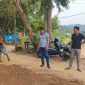Ketua Komisi III DPRD Kabupaten Kepulauan Anambas, Adnan, bersama anggota Komisi III DPRD Kabupaten Kepulauan Anambas, Riki, meninjau sekaligus mengawasi penimbunan sementara akses jalan menuju RSUD Tarempa Tipe C di Tanjung Momong, Kamis (2/7/2026).