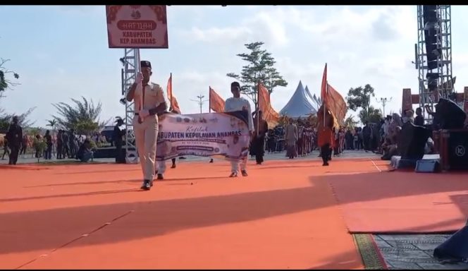 
					Kafilah Kabupaten Kepulauan Anambas memasuki arena Pawai Ta'aruf pada pembukaan Musabaqah Tilawatil Qur'an (MTQ) XII Tingkat Provinsi Kepulauan Riau di Astaka Utama, Tanjungpinang, Sabtu (4/7/2026).