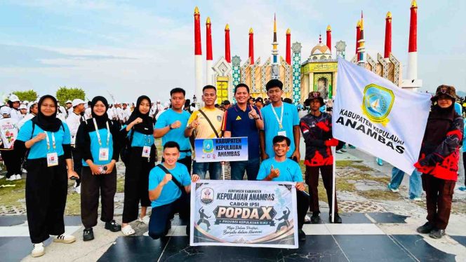 
					Wakil Bupati Kepulauan Anambas, Raja Bayu Febri Gunadian, berfoto bersama kontingen Kabupaten Kepulauan Anambas usai menghadiri pembukaan Pekan Olahraga Pelajar Daerah (POPDA) X Provinsi Kepulauan Riau di Coastal Area, Kabupaten Karimun, Rabu (2/7/2026).
