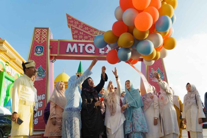 
					Ny. Sinta Aneng bersama Ny. Dewi Kumala Sari Ansar Ahmad dan para tamu undangan secara simbolis membuka Bazar MTQ XII Tingkat Provinsi Kepulauan Riau dengan melepaskan balon ke udara di kawasan Astaka Utama MTQ, Taman Gurindam XII, Kota Tanjungpinang, Sabtu (4/7/2026).