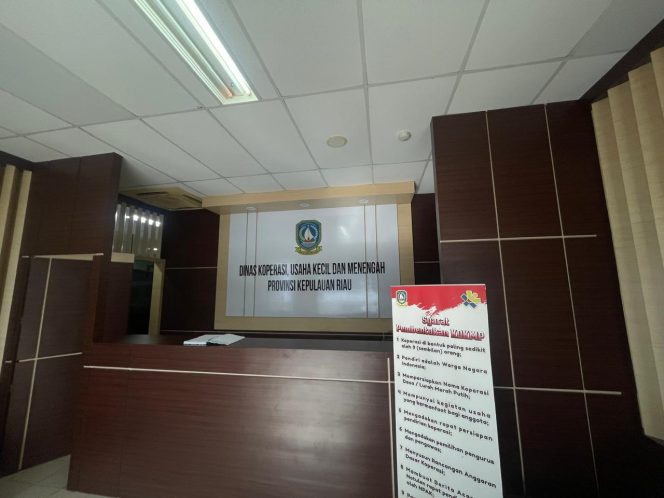 
					Suasana ruang pelayanan Dinas Koperasi, Usaha Kecil dan Menengah (DKUKM) Provinsi Kepulauan Riau di Tanjungpinang, Senin (6/7/2026). Redaksi Gennews.id mendatangi kantor DKUKM untuk meminta konfirmasi langsung terkait rendahnya realisasi belanja subsidi sebagaimana tercantum dalam LHP BPK RI, namun Kepala Dinas tidak berada di tempat karena sedang menjalankan agenda kedinasan di luar kantor. (Foto: Gennews.id/Reza)
