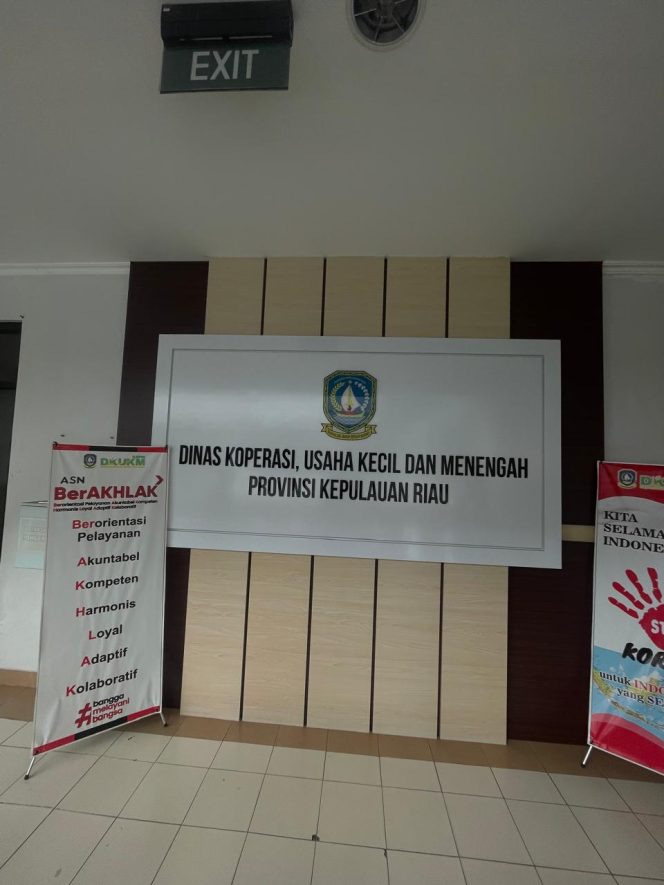 
					Kantor Dinas Koperasi, Usaha Kecil dan Menengah (DKUKM) Provinsi Kepulauan Riau di Tanjungpinang. Pengelolaan anggaran DKUKM Tahun Anggaran 2025 menjadi sorotan menyusul desakan GAMNR agar dilakukan evaluasi terhadap kinerja organisasi.
