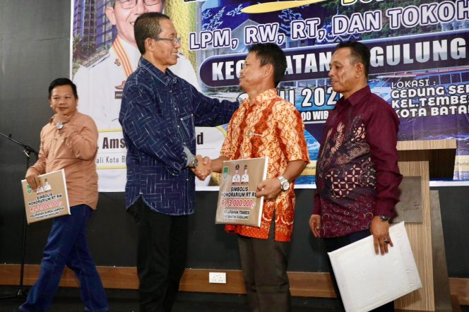 
					Wali Kota Batam, Amsakar Achmad, menyerahkan insentif RT, RW dan LPM di Gedung Serba Guna SP Plaza, Kecamatan Sagulung, Senin (6/7/2026). Foto:Istimewa
