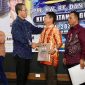 Wali Kota Batam, Amsakar Achmad, menyerahkan insentif RT, RW dan LPM di Gedung Serba Guna SP Plaza, Kecamatan Sagulung, Senin (6/7/2026). Foto:Istimewa