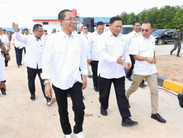 Wali Kota Batam, Amsakar Achmad, bersama Wakil Menteri Kelautan dan Perikanan, Didit Herdiawan Ashaf, serta Wakil Kepala BP Taskin, Iwan Sumule, saat peluncuran SiTaskin Pesisir di Balai Pertemuan KNMP Sembulang, Galang, Selasa (7/7/2026). Foto:Istimewa