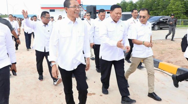 Wali Kota Batam, Amsakar Achmad, bersama Wakil Menteri Kelautan dan Perikanan, Didit Herdiawan Ashaf, serta Wakil Kepala BP Taskin, Iwan Sumule, saat peluncuran SiTaskin Pesisir di Balai Pertemuan KNMP Sembulang, Galang, Selasa (7/7/2026). Foto:Istimewa