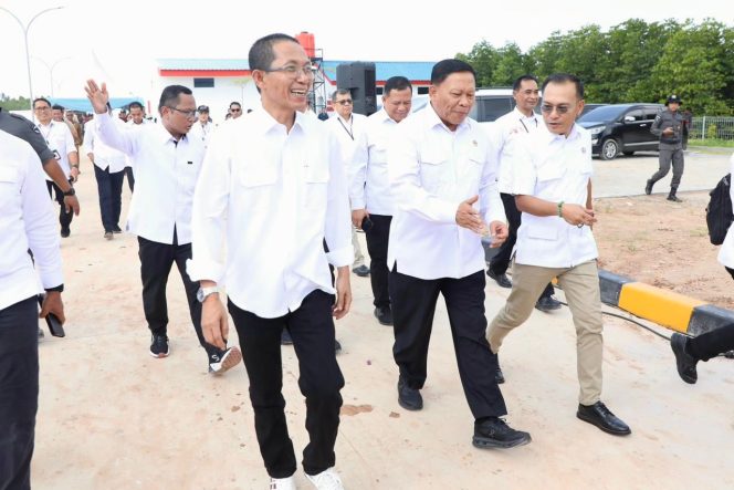 
					Wali Kota Batam, Amsakar Achmad, bersama Wakil Menteri Kelautan dan Perikanan, Didit Herdiawan Ashaf, serta Wakil Kepala BP Taskin, Iwan Sumule, saat peluncuran SiTaskin Pesisir di Balai Pertemuan KNMP Sembulang, Galang, Selasa (7/7/2026). Foto:Istimewa