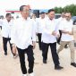 Wali Kota Batam, Amsakar Achmad, bersama Wakil Menteri Kelautan dan Perikanan, Didit Herdiawan Ashaf, serta Wakil Kepala BP Taskin, Iwan Sumule, saat peluncuran SiTaskin Pesisir di Balai Pertemuan KNMP Sembulang, Galang, Selasa (7/7/2026). Foto:Istimewa