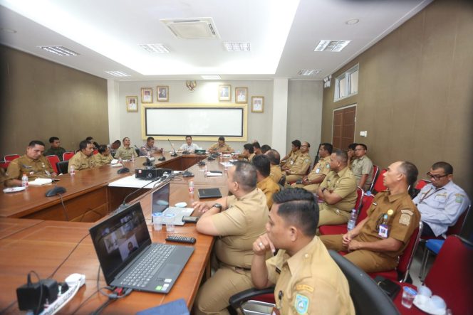 
					Bupati Kepulauan Anambas, Aneng, didampingi Sekretaris Daerah Sahtiar memimpin Focus Group Discussion (FGD) Penyusunan Rekomendasi Kebijakan Inovatif Pengembangan Wilayah Pesisir dan Pulau-Pulau Kecil bersama Kementerian PPN/Bappenas secara virtual di Ruang Rapat Lantai II Kantor Bupati Kepulauan Anambas, Pasir Peti, Selasa (7/7/2026).
