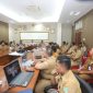 Bupati Kepulauan Anambas, Aneng, didampingi Sekretaris Daerah Sahtiar memimpin Focus Group Discussion (FGD) Penyusunan Rekomendasi Kebijakan Inovatif Pengembangan Wilayah Pesisir dan Pulau-Pulau Kecil bersama Kementerian PPN/Bappenas secara virtual di Ruang Rapat Lantai II Kantor Bupati Kepulauan Anambas, Pasir Peti, Selasa (7/7/2026).