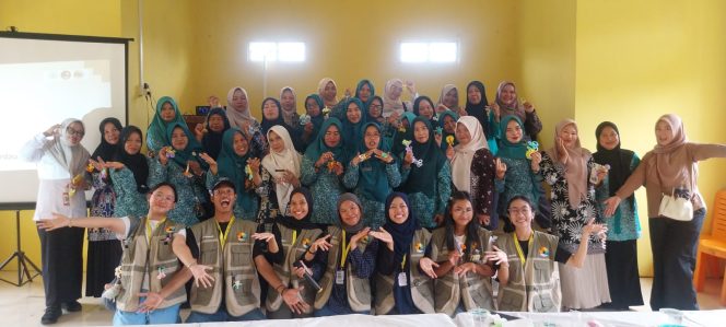 
					Mahasiswa Kuliah Kerja Nyata (KKN) Universitas Gadjah Mada (UGM) Yogyakarta berfoto bersama Ketua dan Pengurus TP PKK Kecamatan Jemaja Timur usai menggelar pelatihan kerajinan tangan serta edukasi pemanfaatan media sosial secara bijak di Gedung Pertemuan Desa Bukit Padi, Kecamatan Jemaja Timur, Kabupaten Kepulauan Anambas, Rabu (8/7/2026). 