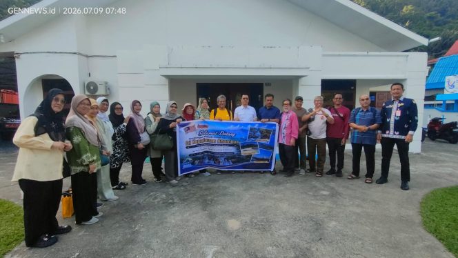 
					Bupati Kepulauan Anambas, Aneng, berfoto bersama rombongan 17 wisatawan asal Malaysia usai kegiatan coffee morning di Rumah Dinas Bupati Kepulauan Anambas, Kamis (9/7/2026).