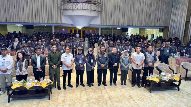 
					Wakil Ketua II DPRD Provinsi Kepulauan Riau T. Afrizal Dahlan bersama Kepala Satpol PP dan Penanggulangan Kebakaran Provinsi Kepri Guntur Sakti, Analis Kebijakan Ahli Madya Direktorat Pol PP dan Linmas Kemendagri Agustin Firstyowati, serta jajaran pejabat berfoto bersama sekitar 300 anggota Satlinmas Kota Batam usai pembukaan kegiatan Peningkatan Kapasitas SDM Satlinmas Provinsi Kepulauan Riau di Hotel Pasifik, Batam, Rabu (8/7).