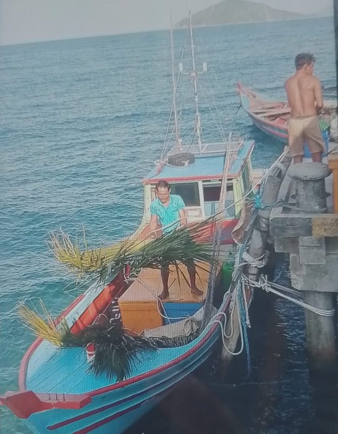 
					Sejumlah nelayan jongkong di Desa Sunggak, Kecamatan Jemaja Barat, Kabupaten Kepulauan Anambas, mengangkut unjam (rumpon) ke atas kapal sebelum dipasang di perairan setempat, Jumat (10/7/2026). 