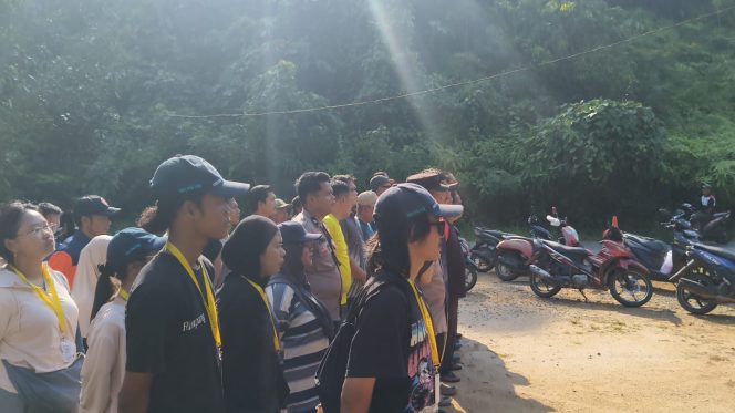 
					Camat Jemaja Timur, unsur Forkopimcam, aparatur kecamatan, pemerintah desa, personel TNI-Polri, mahasiswa Kuliah Kerja Nyata (KKN) Universitas Gadjah Mada (UGM), serta masyarakat mengikuti apel bersama sebelum pelaksanaan kegiatan gotong royong Jumat ASRI (Aman, Sehat, Resik, Indah) di Desa Bukit Padi, Kecamatan Jemaja Timur, Kabupaten Kepulauan Anambas, Jumat (10/7/2026).