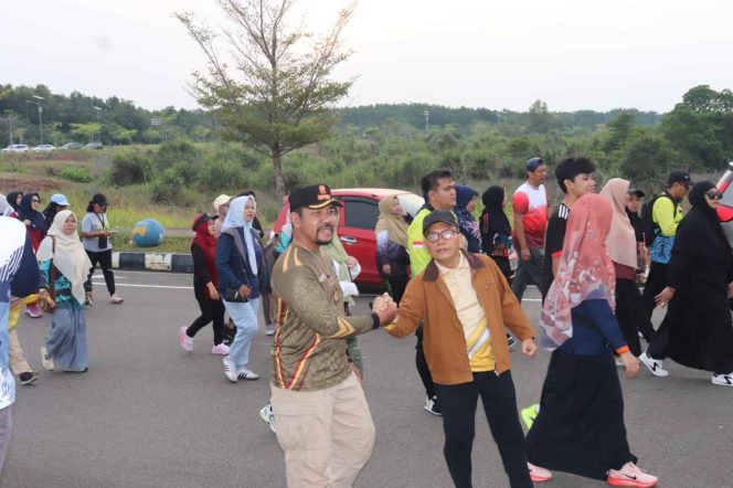 
					Kepala Satpol PP dan Damkar Provinsi Kepulauan Riau, Guntur Sakti (kiri), bersama peserta mengikuti jalan santai sebagai rangkaian Gerakan Indonesia ASRI (Aman, Sehat, Resik, dan Indah) di kawasan Pulau Dompak, Tanjungpinang, Minggu (12/7/2026).