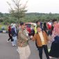 Kepala Satpol PP dan Damkar Provinsi Kepulauan Riau, Guntur Sakti (kiri), bersama peserta mengikuti jalan santai sebagai rangkaian Gerakan Indonesia ASRI (Aman, Sehat, Resik, dan Indah) di kawasan Pulau Dompak, Tanjungpinang, Minggu (12/7/2026).