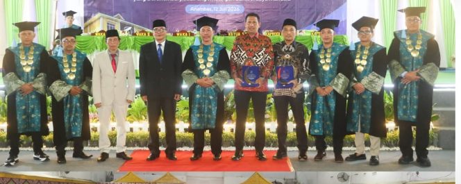 
					Foto bersama Sekretaris Daerah Kabupaten Kepulauan Anambas, Sahtiar, S.H., M.M., dengan pimpinan STAI Paduka Anambas, civitas akademika, dan tamu undangan usai menghadiri Wisuda Perdana Program Sarjana (S1) STAI Paduka Anambas Tahun 2026 di Gedung BPMS Tarempa, Minggu (12/7/2026).