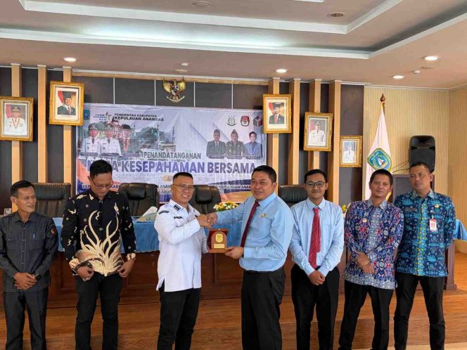 
					Bupati Kepulauan Anambas, Aneng, bersama Kepala Kejaksaan Negeri Kepulauan Anambas melakukan pertukaran cendera mata usai penandatanganan Nota Kesepakatan Bersama di Aula Kantor Bupati Kepulauan Anambas, Kamis (16/7/2026).