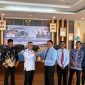 Bupati Kepulauan Anambas, Aneng, bersama Kepala Kejaksaan Negeri Kepulauan Anambas melakukan pertukaran cendera mata usai penandatanganan Nota Kesepakatan Bersama di Aula Kantor Bupati Kepulauan Anambas, Kamis (16/7/2026).