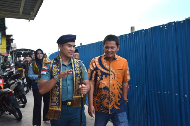 
					Wakil Bupati Kepulauan Anambas bersama Komandan Pangkalan Udara TNI Angkatan Laut (Danlanudal) Matak yang baru, Kapten Laut (P) Rayendra Jaka Loekmana, berjalan menuju lokasi penyambutan usai tiba di Pelabuhan Sri Siantan, Tarempa, Jumat (17/7/2026).